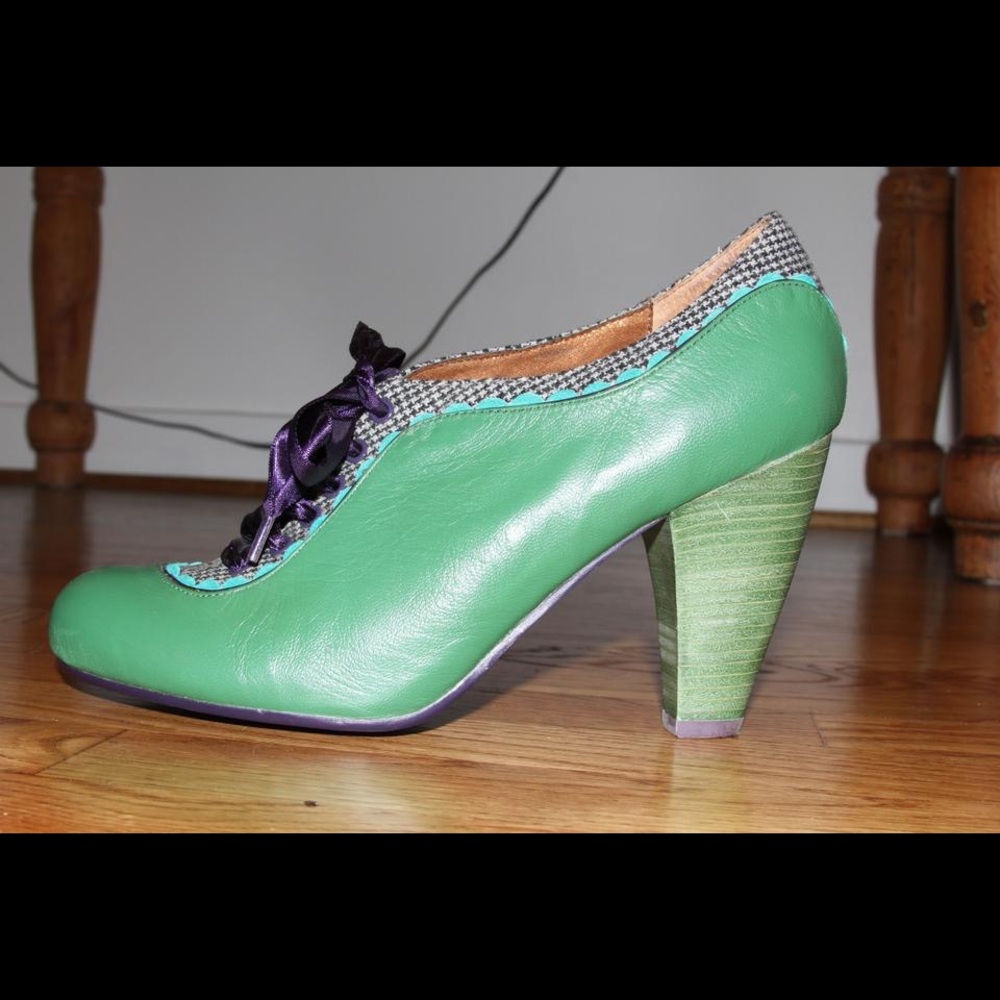 Poetic License Green Lace Up Pumps “Backlash”.  8